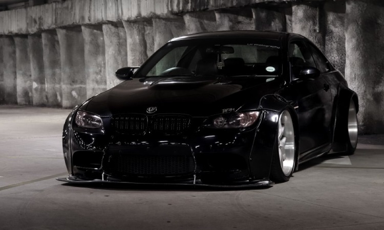 Merawat mobil dengan cat warna hitam, Sumber: dallaslimoandblackcarservice.com