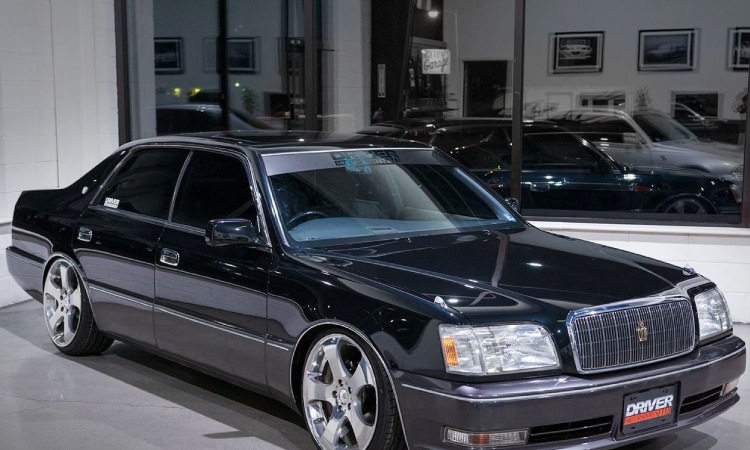 Mobil Toyota Crown, Sumber: dealeraccelerate.com