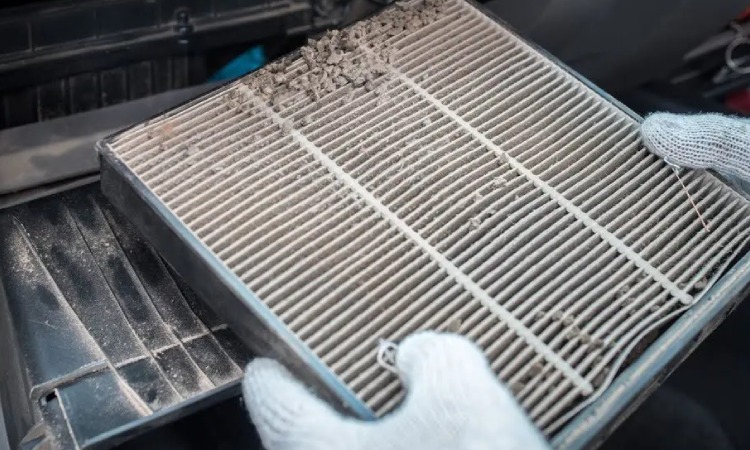 Membersihkan filter udara, Sumber: auto2000.co.id