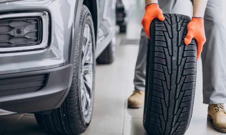 Cek ban mobil, Sumber: kreditkerenbanget.com