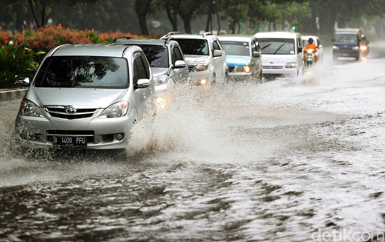 Mobil di Tengah Banjir, sumber : detikOto
